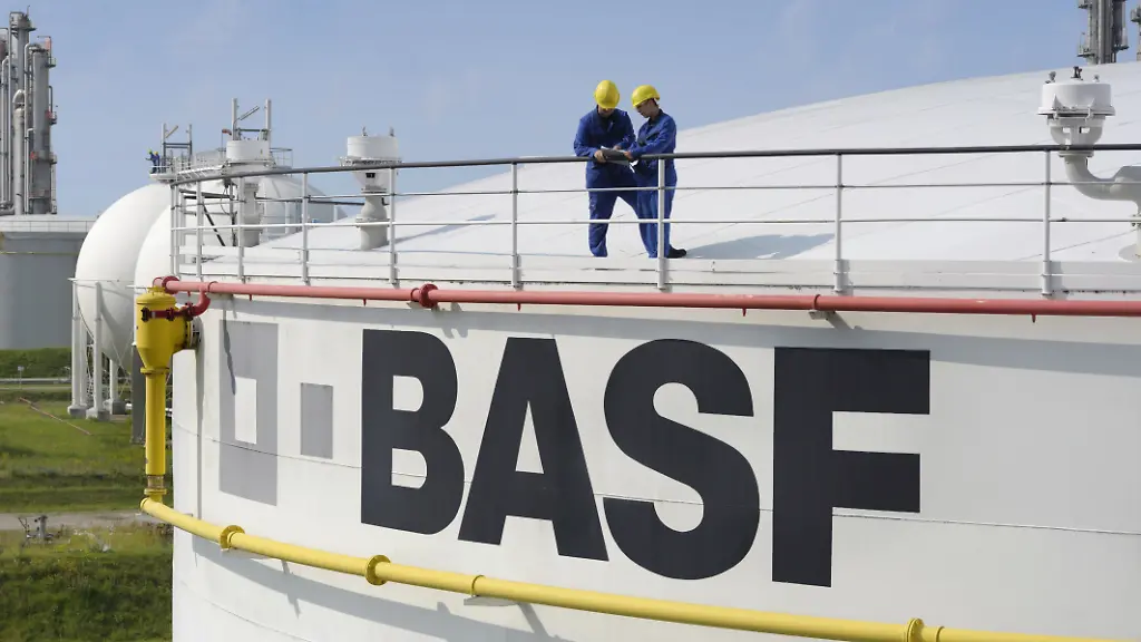 1802-Tank-storage-facility-at-BASF-in-Ludwigshafen