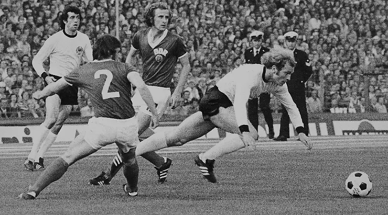 Kein-Vorbeikommen-Lothar-Kurbjuweit-stoppt-einen-Angriff-von-Uli-Hoeness