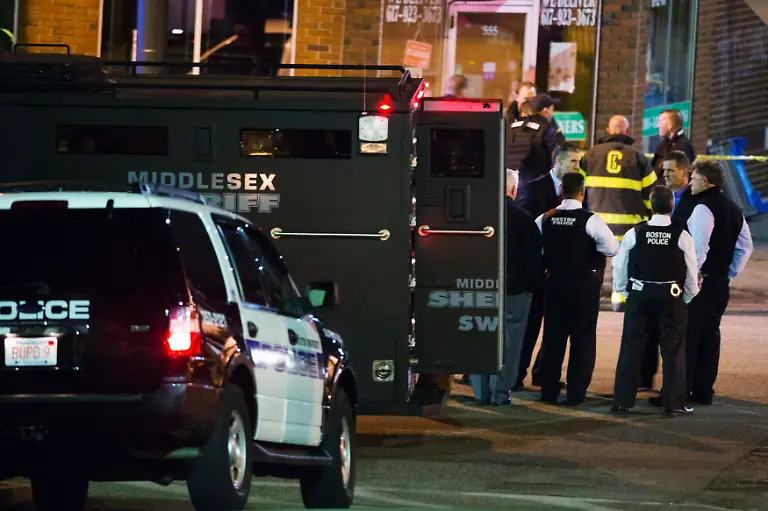 2013-04-19T082251Z-01-LJJ026-RTRMDNP-3-USA-EXPLOSIONS-BOSTON-JPG1490193024433144224