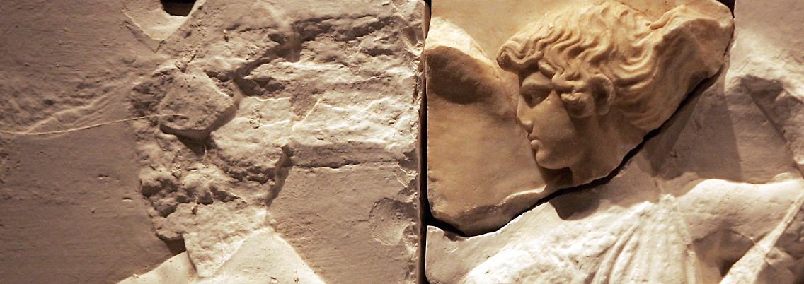 Ein Originalteill des Panthenon-Frieses hebt sich dunkel vom hellen Duplikat einer Metope ab.