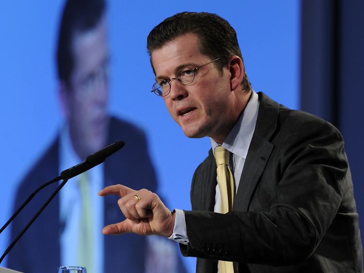 Guttenbergs Strategie in Sachen Opel lautet nichts überstürzen.