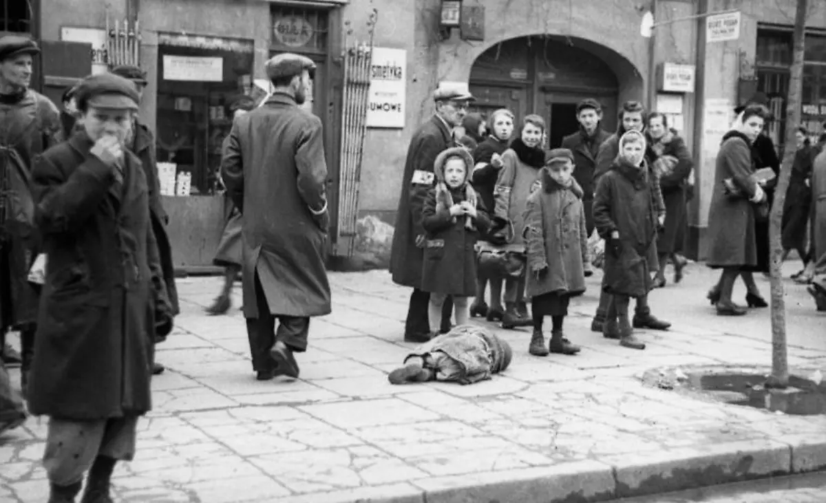 Bundesarchiv-Bild-101I-134-0771A-39-Polen-Ghetto-Warschau-Kind-in-Lumpen