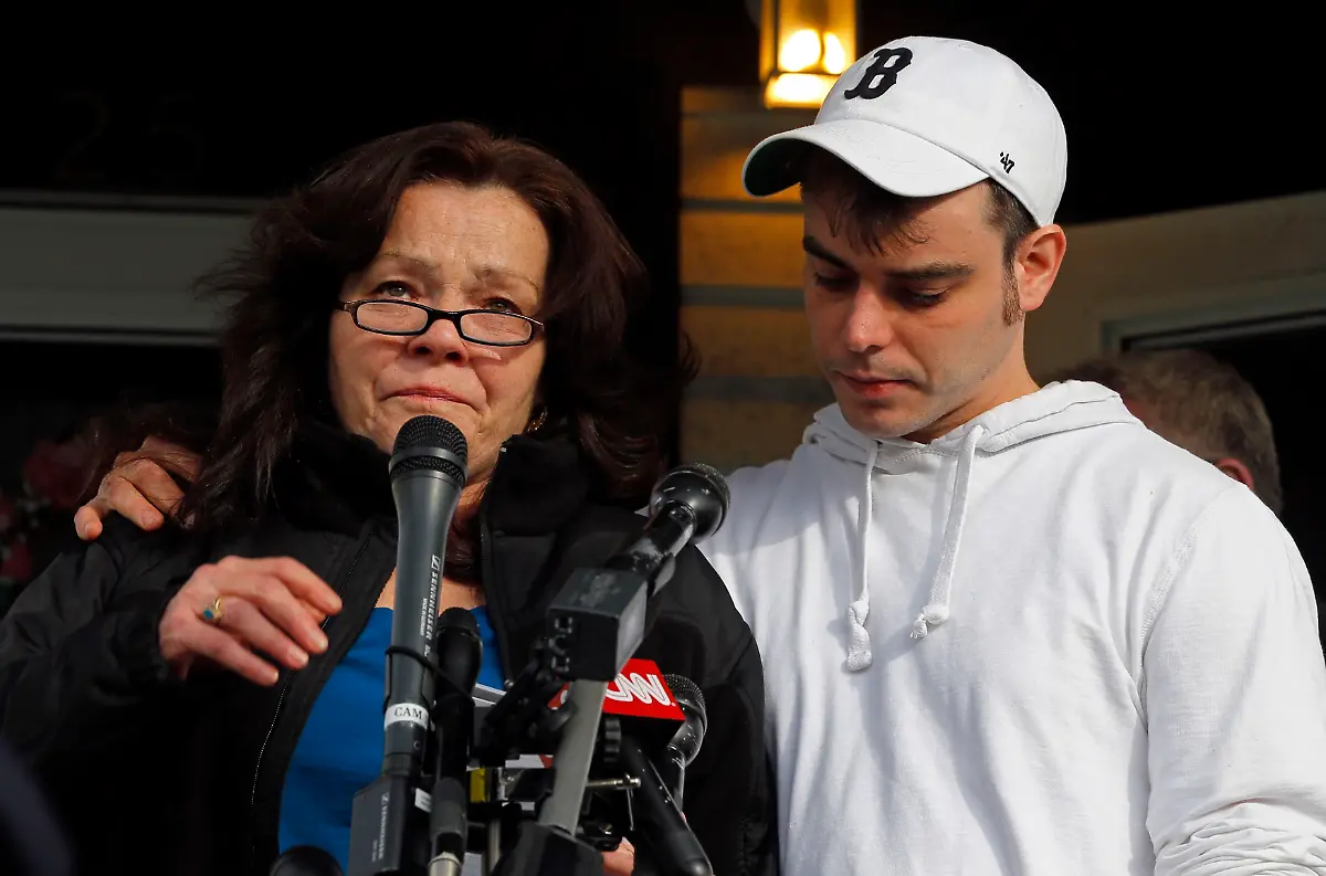 2013-04-16T214913Z-01-BKS10-RTRMDNP-3-USA-EXPLOSIONS-BOSTON-JPG2938560362147493858