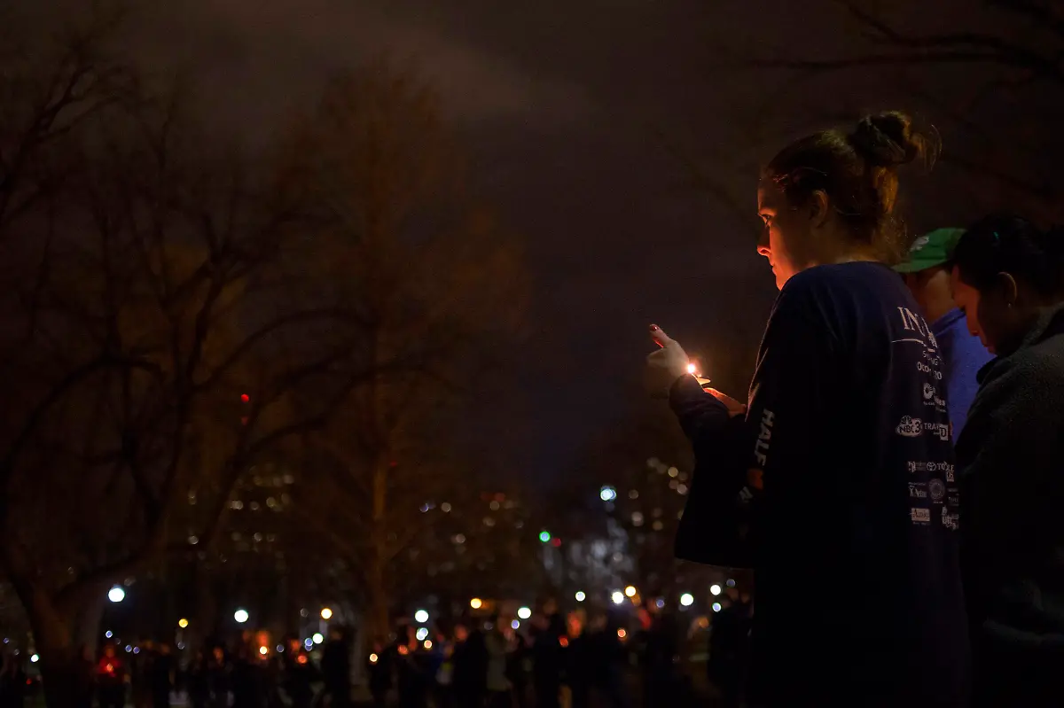 2013-04-17T021330Z-01-SHN635-RTRMDNP-3-USA-EXPLOSIONS-BOSTON-JPG8138072713566157683