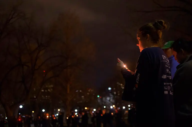 2013-04-17T021330Z-01-SHN635-RTRMDNP-3-USA-EXPLOSIONS-BOSTON-JPG8138072713566157683