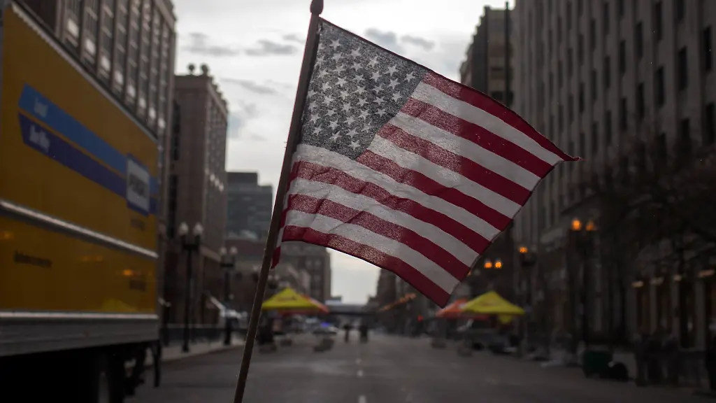 2013-04-16T222032Z-01-AAL111-RTRMDNP-3-USA-EXPLOSIONS-BOSTON-JPG3313718430483915398