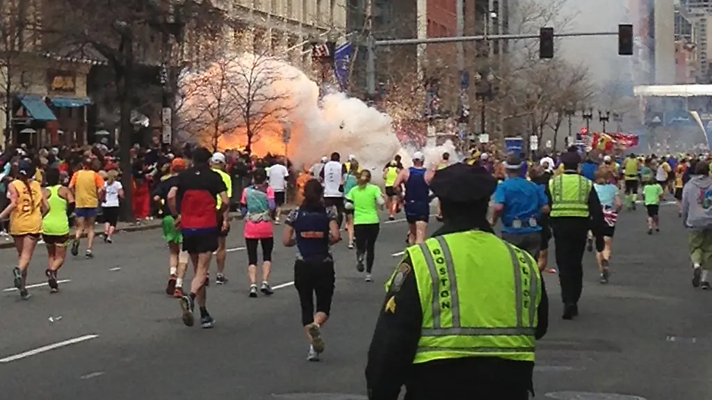 2013-04-16T001834Z-01-WAS452R-RTRMDNP-3-ATHLETICS-MARATHON-BOSTON-BLAST-JPG5503438375250300420