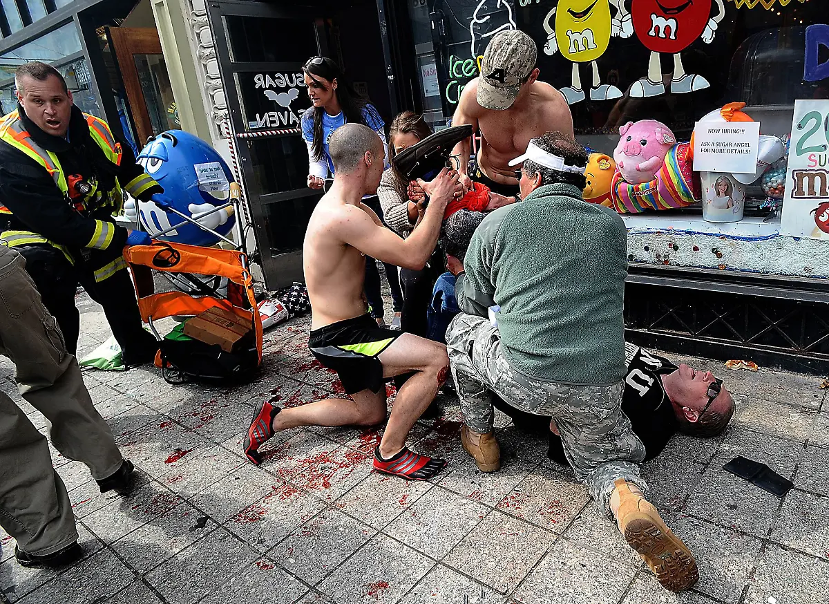 2013-04-15T232339Z-01-TOR883-RTRMDNP-3-ATHLETICS-MARATHON-BOSTON-BLAST-JPG737402800436743006