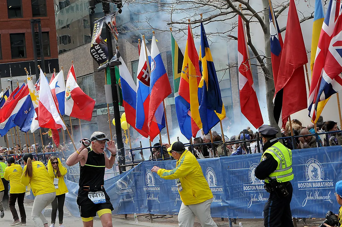 2013-04-15T232410Z-01-TOR881-RTRMDNP-3-ATHLETICS-MARATHON-BOSTON-BLAST-JPG3240447635587253604