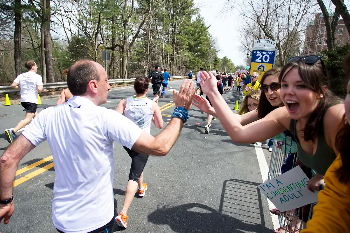2013-04-15T184436Z-01-WEL001-RTRMDNP-3-ATHLETICS-MARATHON-BOSTON-JPG4928583289669215176