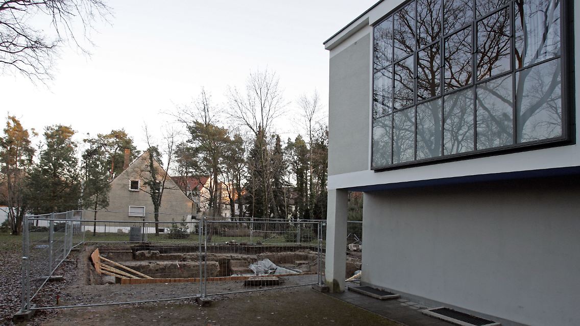 Ein Einfamilienhaus aus den 50er Jahren (l) steht auf den Fundamenten des Wohnhauses von Gropius. Das Gebäude direkt neben dem Haus Feininger (r) wurde im 2. Weltkrieg schwer beschädigt und dann bis auf das Kellergeschoss abgerissen. Danach wurde der heutige Bau errichtet.