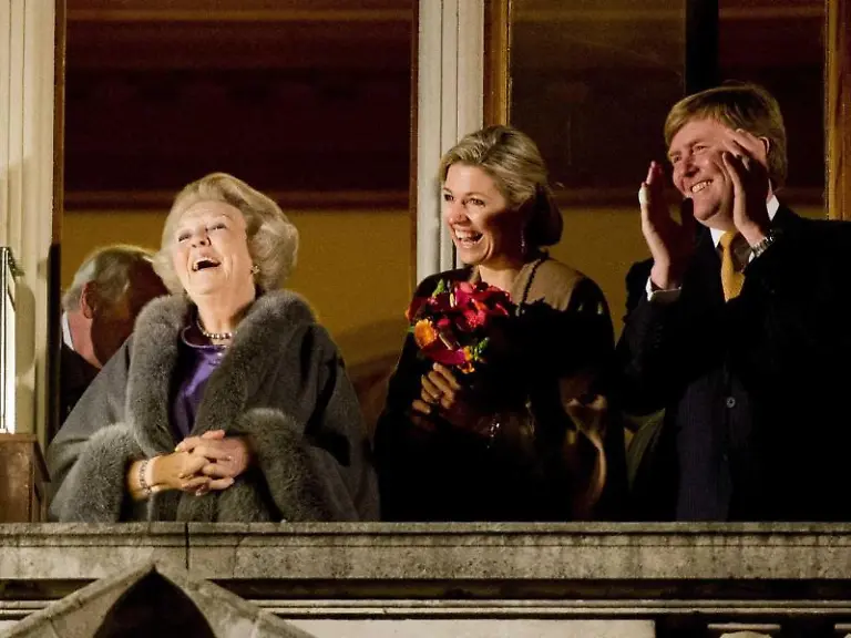 Koenigin-Beatrix-Kronprinz-Willem-Alexander-und-Prinesssin-Maxima-sind-bester-Laune