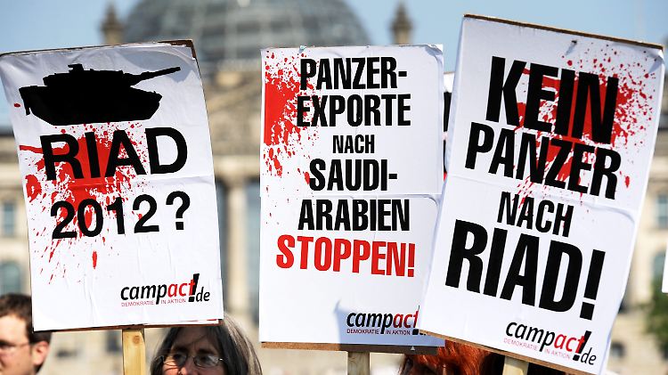 Demonstranten protestieren vor dem Reichstag in Berlin gegen geplante Panzerlieferungen an Saudi-Arabien.
