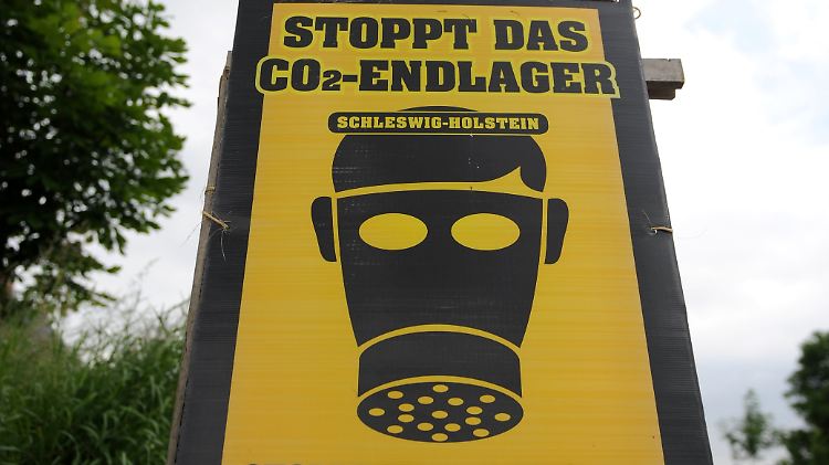 Ein Protestschild gegen die Einlagerung von CO2 steht an einer Straße auf der Halbinsel Nordstrand im nördlichen Schleswig-Holstein.