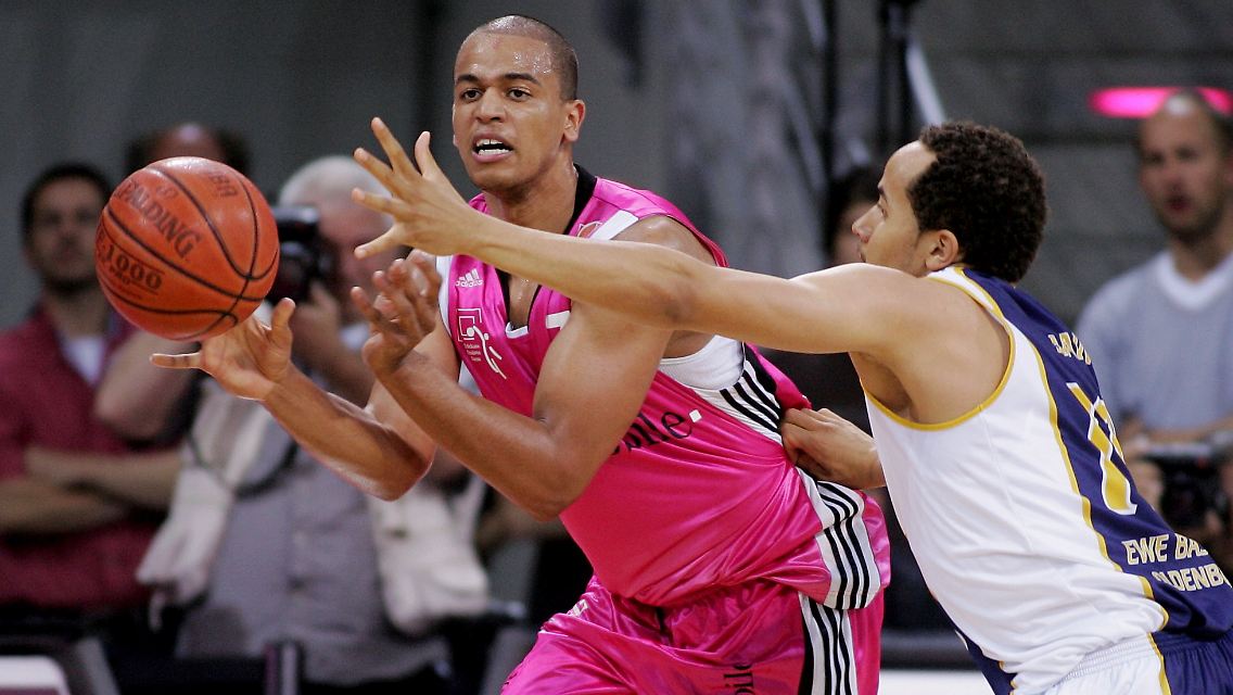 Der Bonner Alex King (links) wird von Daniel Hain aus Oldenburg verteidigt.