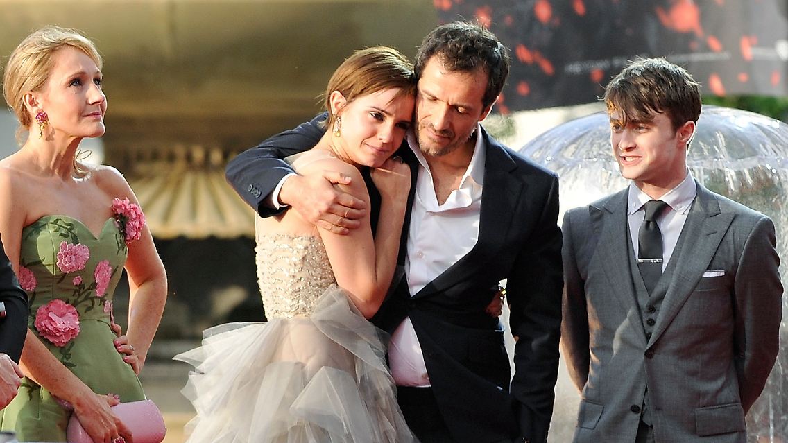 David Heyman tröstet Emma Watson. Links steht Joanne K. Rowling.