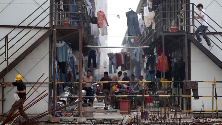 Arbeiter in Schanghai: Der Staat will mit den Hiflsmitteln auch einen Strukturwandel fördern.
