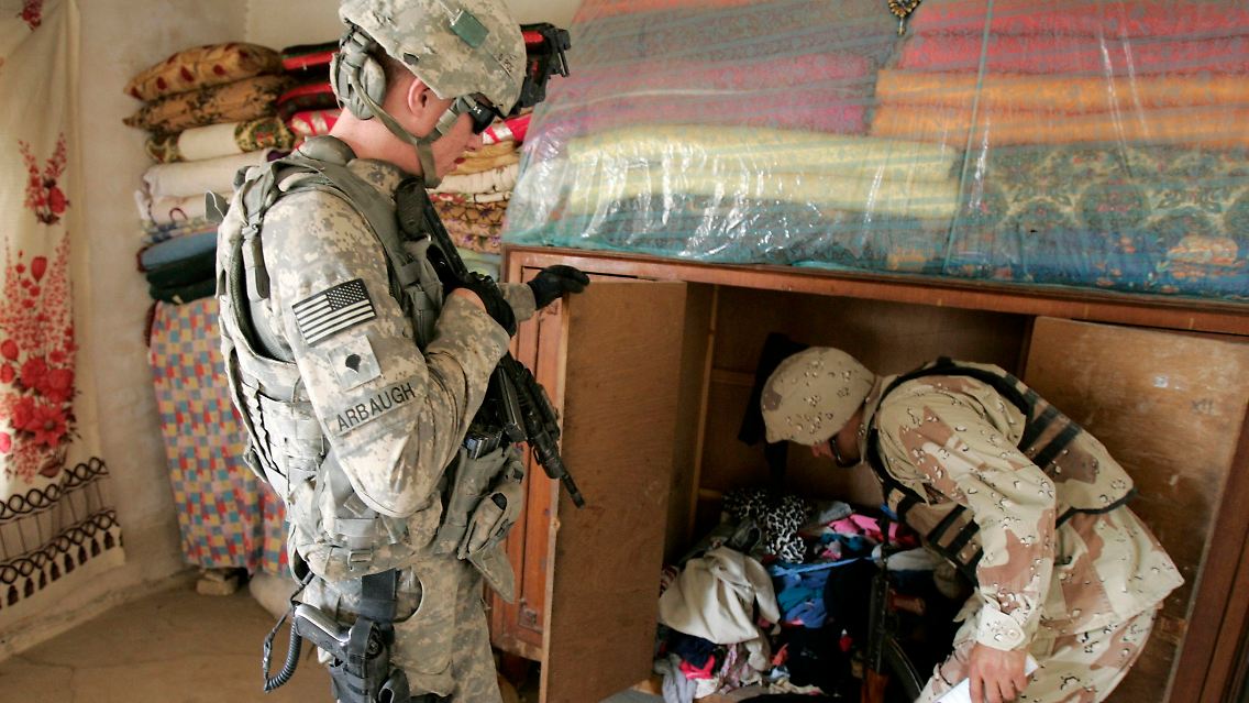 US-Soldaten durchsuchen ein Haus in Mosul. Wer als Iraker bei solchen Einsätzen Schaden erleidet, dem soll nun geholfen werden.