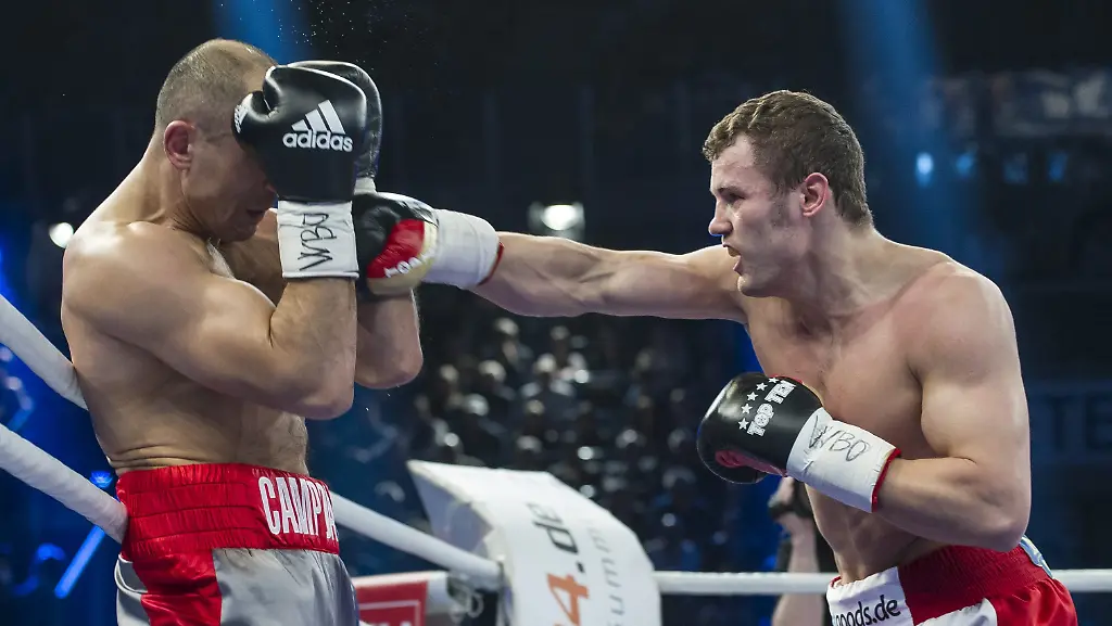 Abraham-links-konnte-den-Kampf-wegen-seines-voellig-zugeschwollenen-linken-Auges-nach-einem-Treffer-von-Stieglitz-nicht-fortsetzen