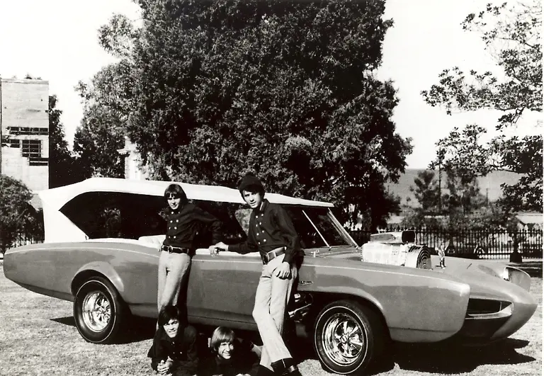 The-Monkies-an-einem-Pontiac-GTO