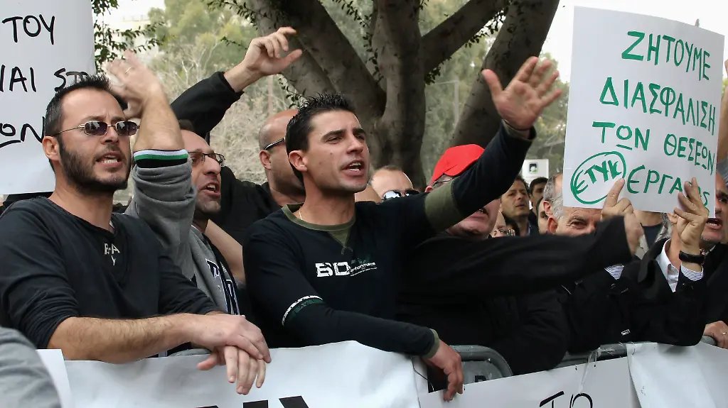 2013-03-22T112645Z-01-KAR06-RTRMDNP-3-EUROZONE-CYPRUS-RUSSIA-CBANK-JPG8479708566601660692