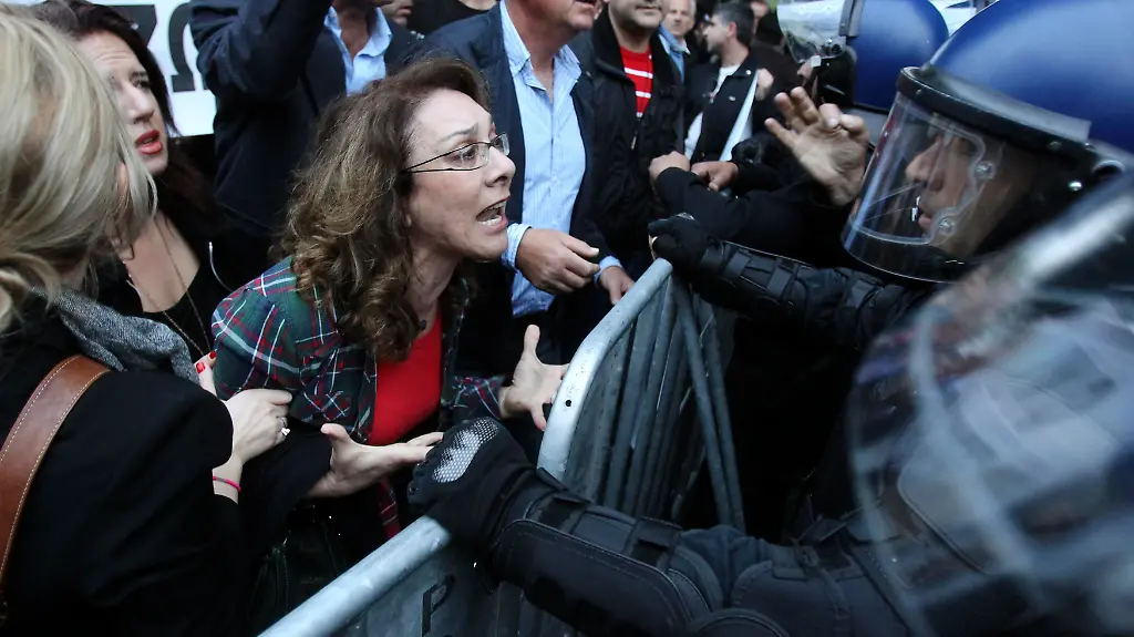 2013-03-21T203835Z-01-KAR17-RTRMDNP-3-CYPRUS-POPULARBANK-JPG4850134384040208401