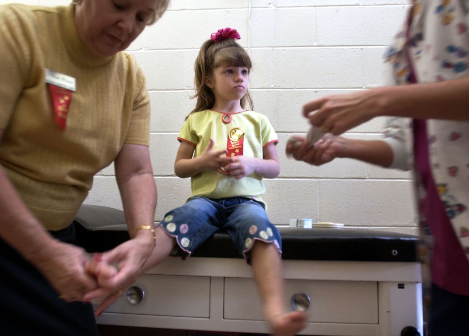 Защекотали девочку в школе. Школа щекотала. Щекотка пяток детей. Ноги мальчика. Школа щекотала.