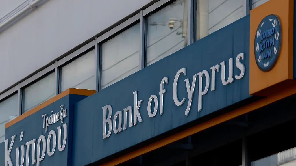 2013-03-17T181200Z-01-KAR09-RTRMDNP-3-CYPRUS-BAILOUT-GREECE-JPG5018745607639867100