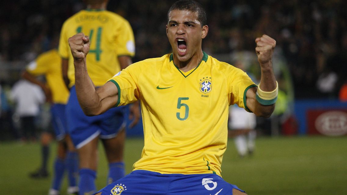 Nicht schlecht: Brasiliens Felipe Melo freut sich über den Sieg gegen den Weltmeister.