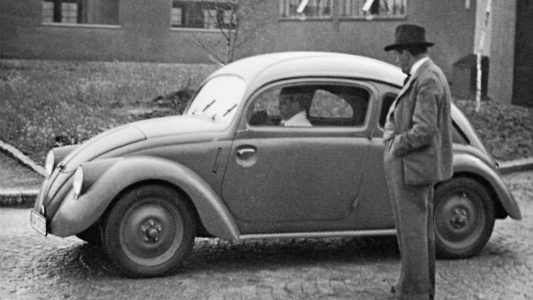 Die Idee rollt: Ferdinand Porsche im Jahr 1937 vor einem Prototypen der Reihe W30.