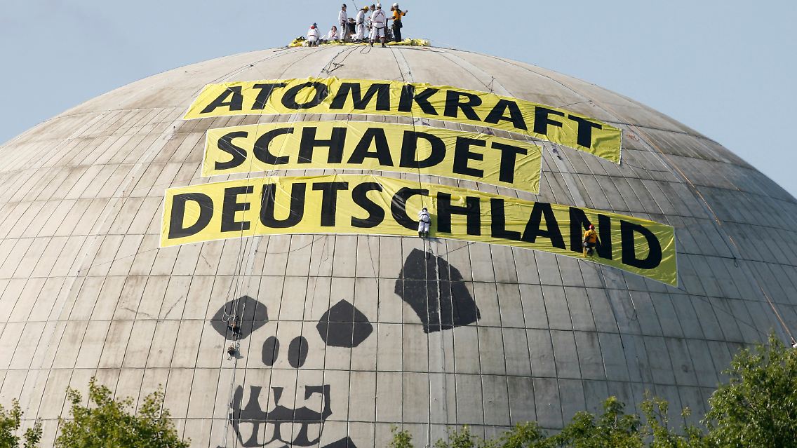 Protest am Kernkraftwerk: Greenpeace-Aktivisten auf dem Reaktor des Atommeilers.