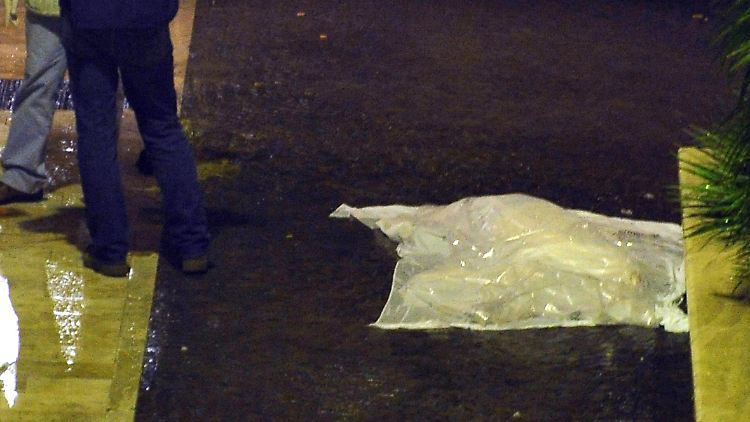 Die Formen der Selbsttötung sind vielfältig. Der italienische Regisseur Mario Monicelli stürzte sich im November 2010 aus dem Fenster des Krankenhauses.