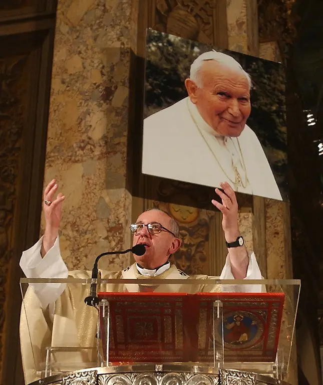 Erzbischof-BA-2005-Messe-zu-Ehren-Johannes-Paul-II