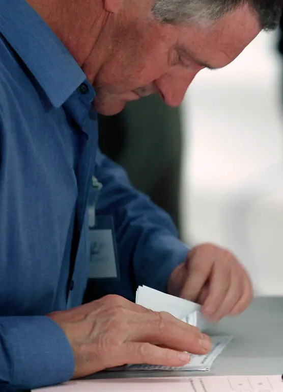 2013-03-12T011601Z-01-MBH29-RTRMDNP-3-FALKLANDS-REFERENDUM-JPG881365164728167804