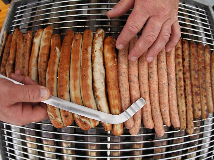 Bratwurst vom Grill schmeckt nicht zuletzt wegen des hohen Fettanteils so gut.