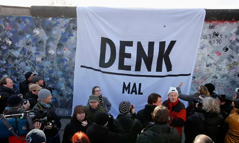 2013-03-03T152044Z-01-FAB06-RTRMDNP-3-GERMANY-WALL-JPG7096448743948459468