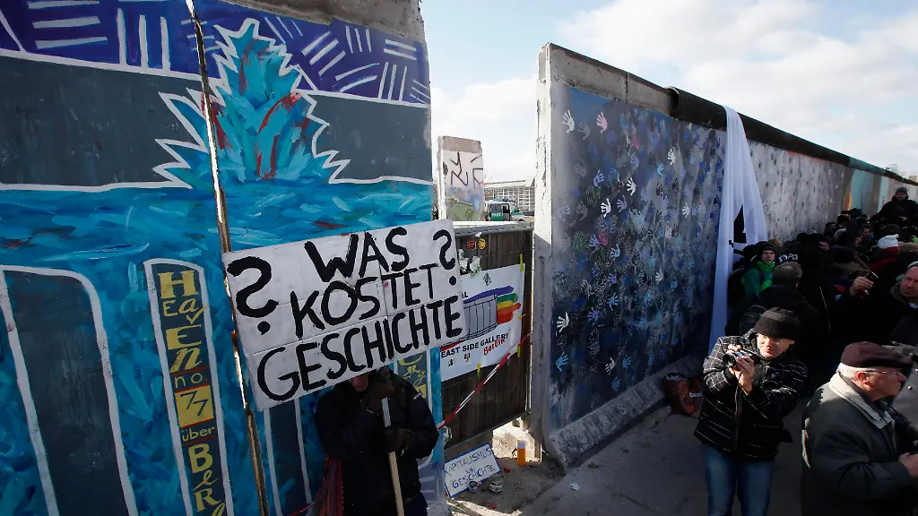 2013-03-03T152849Z-01-FAB05-RTRMDNP-3-GERMANY-WALL-JPG7771085038860757069
