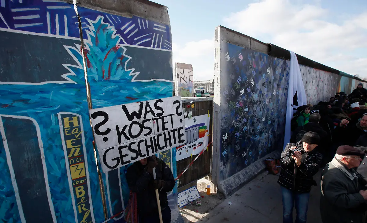 2013-03-03T152849Z-01-FAB05-RTRMDNP-3-GERMANY-WALL-JPG7771085038860757069