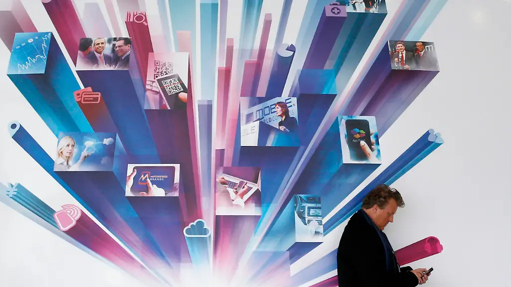 2013-02-28T155530Z-01-BAR103-RTRMDNP-3-MOBILE-WORLD-JPG3380632526547677121