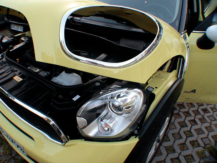 Typisch Mini: Der Scheinwerferausschnitt in der Motorhaube gehört zu den Eigenheiten der Karosserie.