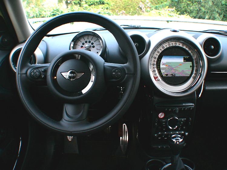 Mehr Dekorelement als Tachometer ist das gewaltige Instrument, das auch den Navi-Bildschirm beherbergt.