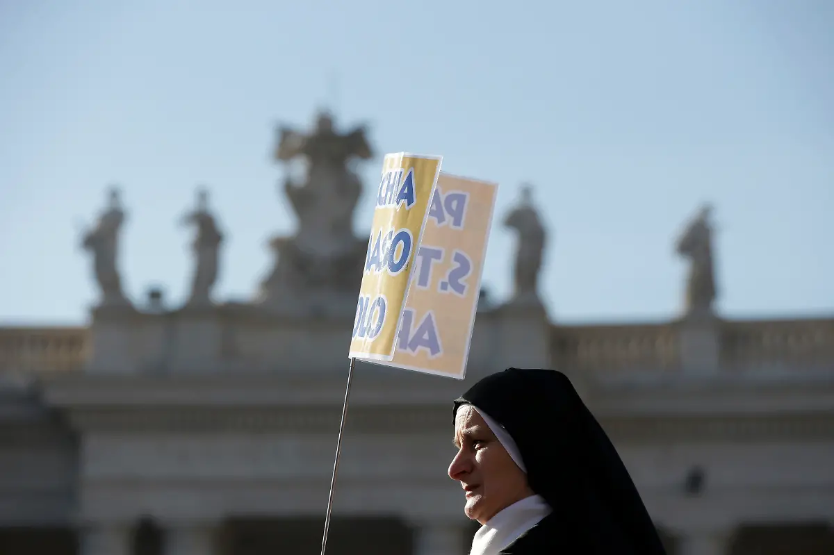 2013-02-27T123046Z-01-CLH152-RTRMDNP-3-POPE-RESIGNATION-JPG1231539269025399629