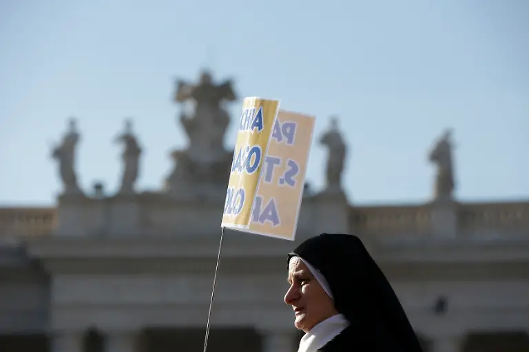 2013-02-27T123046Z-01-CLH152-RTRMDNP-3-POPE-RESIGNATION-JPG1231539269025399629