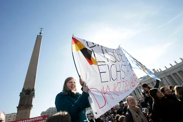 2013-02-27T123017Z-01-CLH151-RTRMDNP-3-POPE-RESIGNATION-JPG4066778552377016003