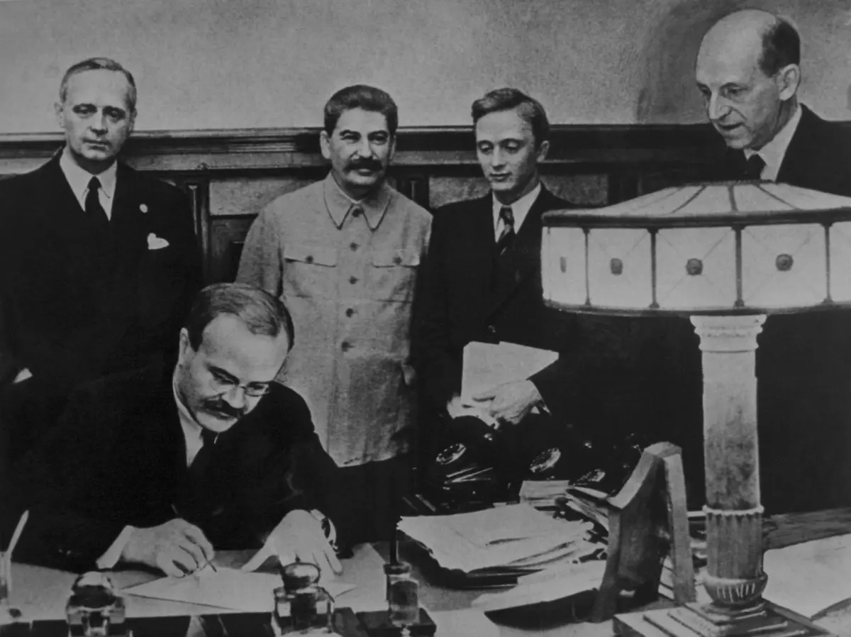 Stalin-Ribbentrop-Molotow-23081939