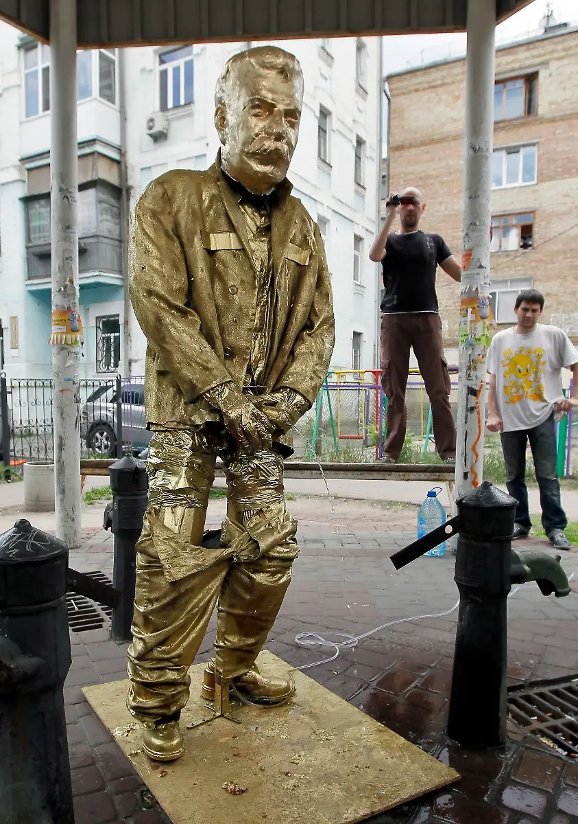 Stalin-Maenneken-Piss-Kiew-2012