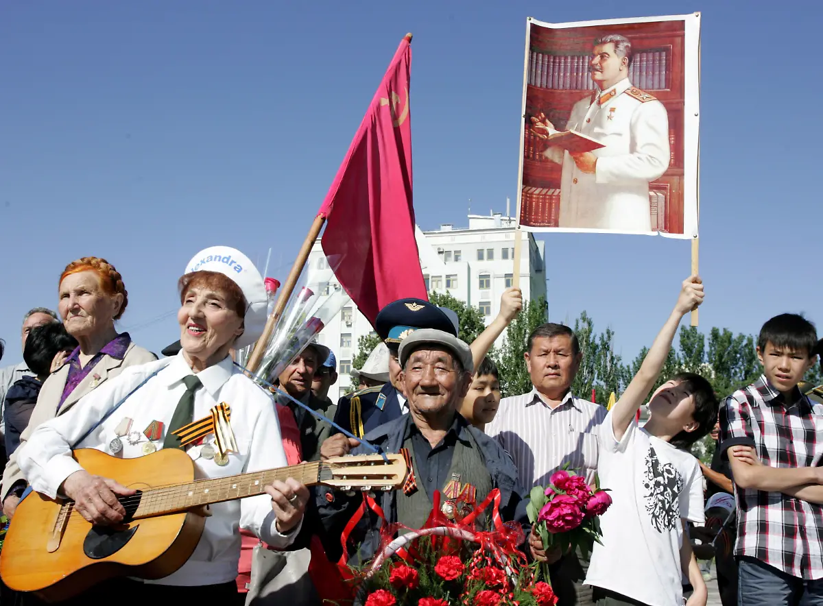 Stalin-Fans-Kyrgystan-09052012