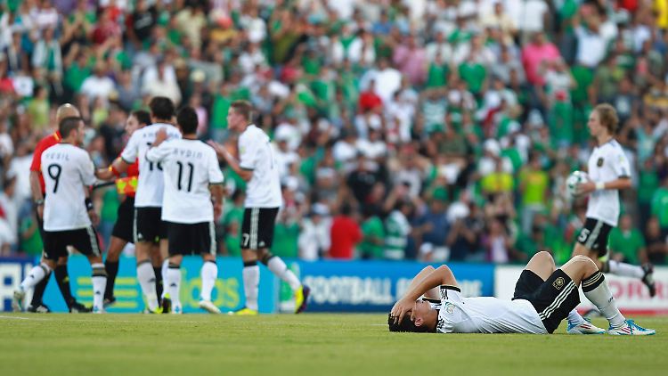 Am Boden: DFB-Junior Kaan Ayhan nach dem bitteren Halbfinal-Aus gegen WM-Gastgeber Mexiko.