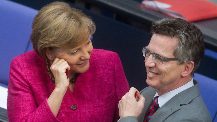 Merkel und de Maiziere shakern im Bundestag - nur zum Waffendeal äußern sie sich nicht.