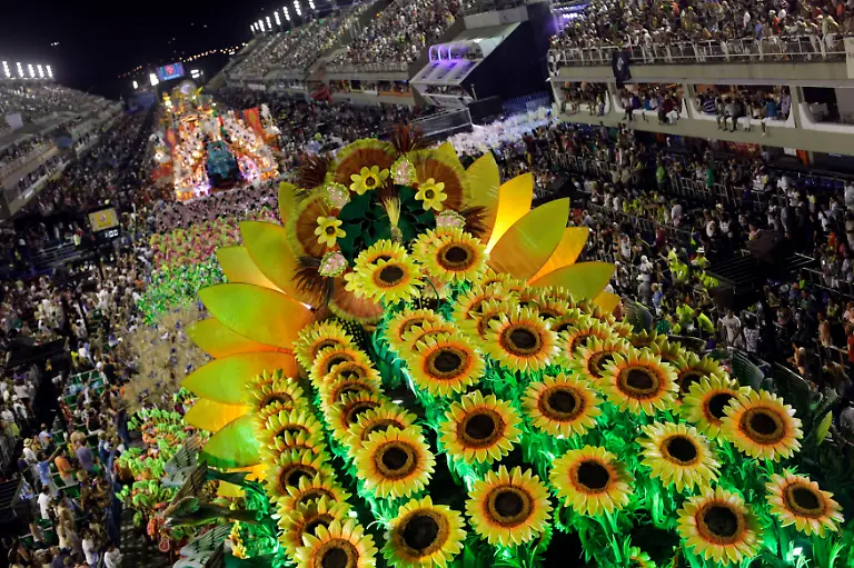 2013-02-13T214423Z-01-RJO02-RTRMDNP-3-BRAZIL-CARNIVAL-JPG865794242169446203